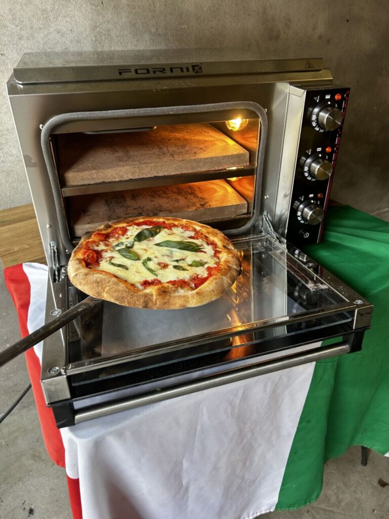 Elektrische-pizzaoven-met-pizza-op-schep