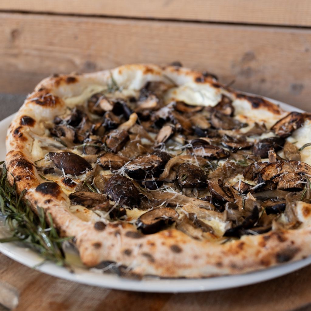 Napolitaanse pizza Funghi Rosemarino met paddenstoelen en rozemarijn