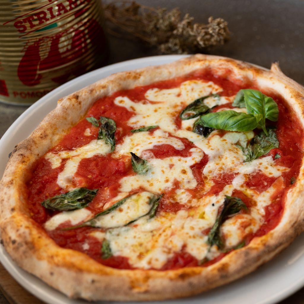 Napolitaanse pizza Margherita met San Marzano tomaten en Fior di Latte