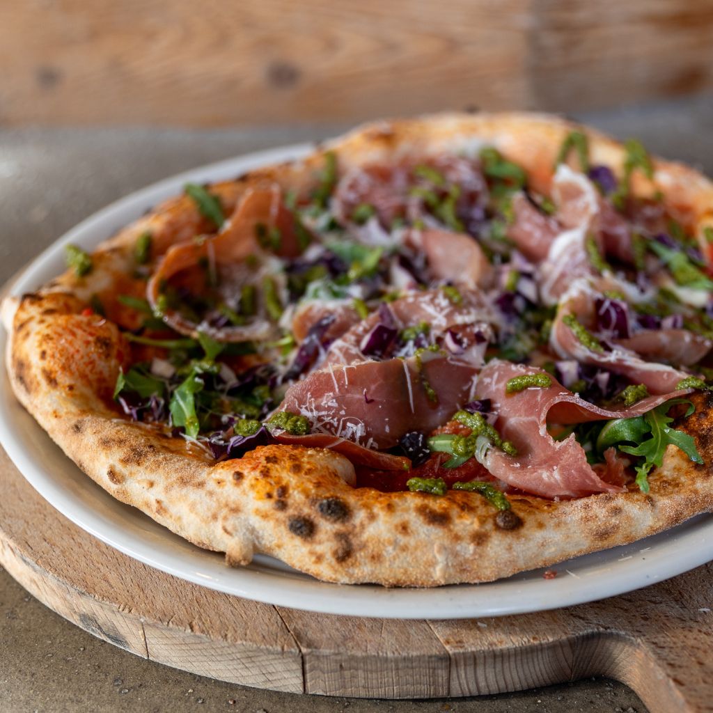 Napolitaanse pizza met Prosciutto di Parma en rucola